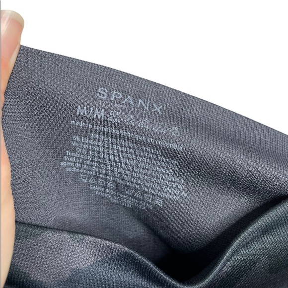 Spanx | Look At Me Now Seamless Leggings in Black Camo M - Picture 5 of 7